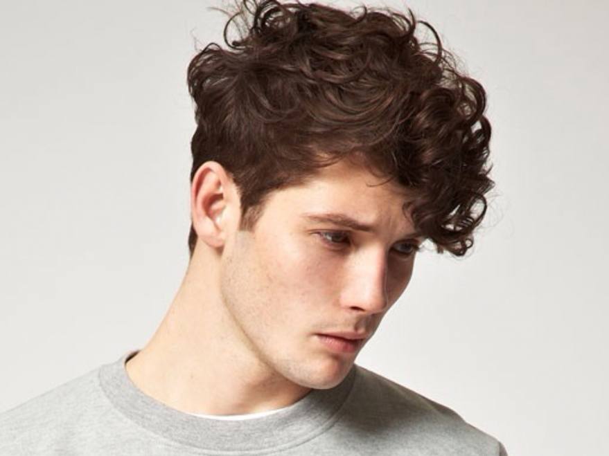 Cortes de pelo y peinados para hombres con cabello ondulado o rizado  Primavera Verano 2021 - Modaellos.com