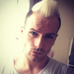 Los mejores peinados con cresta para hombre Cresta teñida de rubio