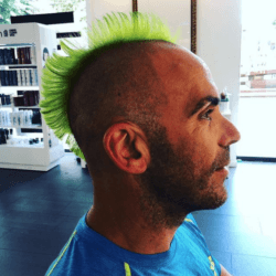 Los mejores peinados con cresta para hombre teñida de verde