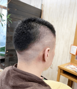 Los mejores peinados con cresta para hombre mohicano corto
