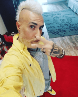 Los mejores peinados con cresta para hombre teñida de blanco