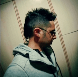 Los mejores peinados con cresta para hombre combinada con undercut