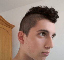 Los mejores peinados con cresta para hombre pelo rizado