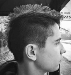 Los mejores peinados con cresta para hombre corta