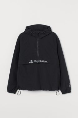 Catálogo H&M Otoño Invierno cortavientos estampado PlayStation