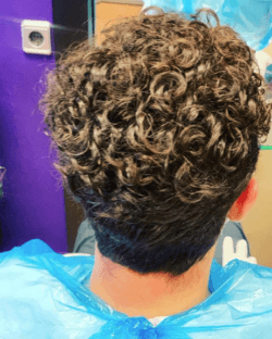 ¿Cómo hacerse una permanente en casa? Con mechas rubias