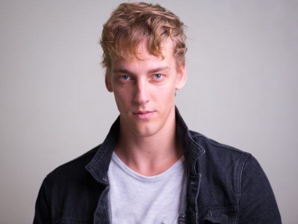 Cortes de pelo cara alargada para hombre Corte texturizado y con flequillo para un pelo rizado