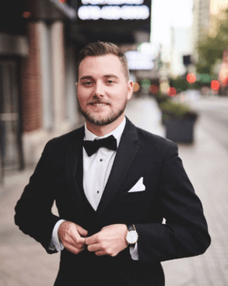 Trajes negros para novio clásico con pajarita