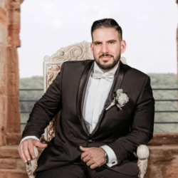 Trajes negros para novio pajarita y flor a juego