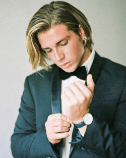 Trajes negros para novio pajarita