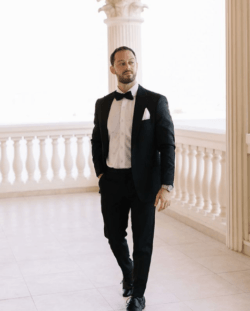 Trajes negros para novio pajarita