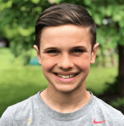 Cortes de Pelo para Adolescentes clásico con flequillo levantado