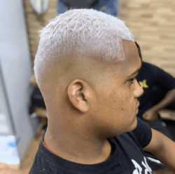 Los mejores cortes de pelo con navaja para hombre tinte plata