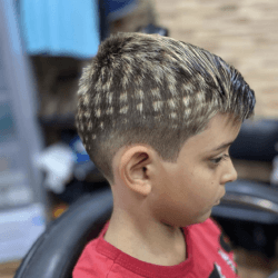 Los mejores cortes de pelo con navaja para hombre moteado rubio