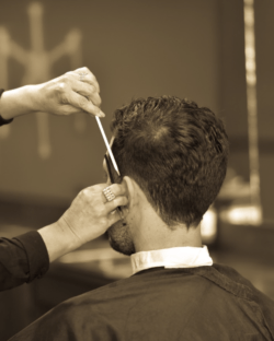 Los mejores cortes de pelo con navaja para hombre perfilando