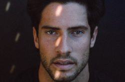 Hombre con hidratación en la piel