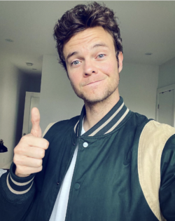 Cortes de pelo para cara alargada para hombres Jack Quaid
