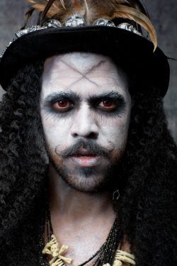 Maquillaje pirata halloween con bigote barba pintura blanca