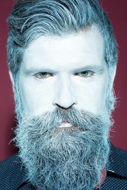 Fotos con ideas de maquillaje halloween de hombre con barba FOTOS cara blanca